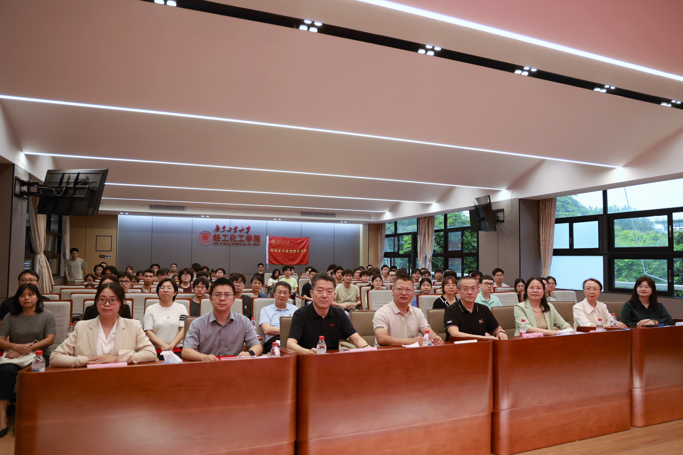 以奖学金致敬师生 以好岗位成就未来